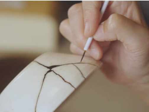 Kintsugi : Comment cette technique ancienne transforme la céramique cassée en art