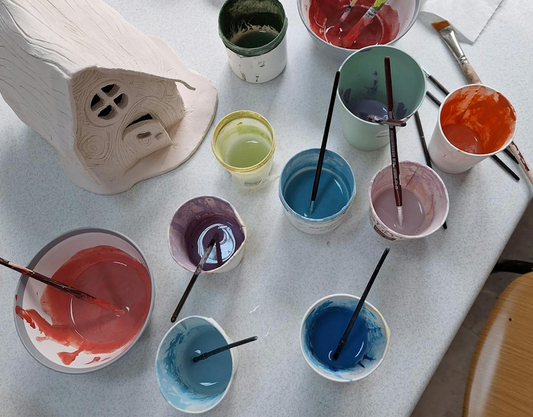 5 techniques faciles pour peindre sur céramique et sublimer vos créations