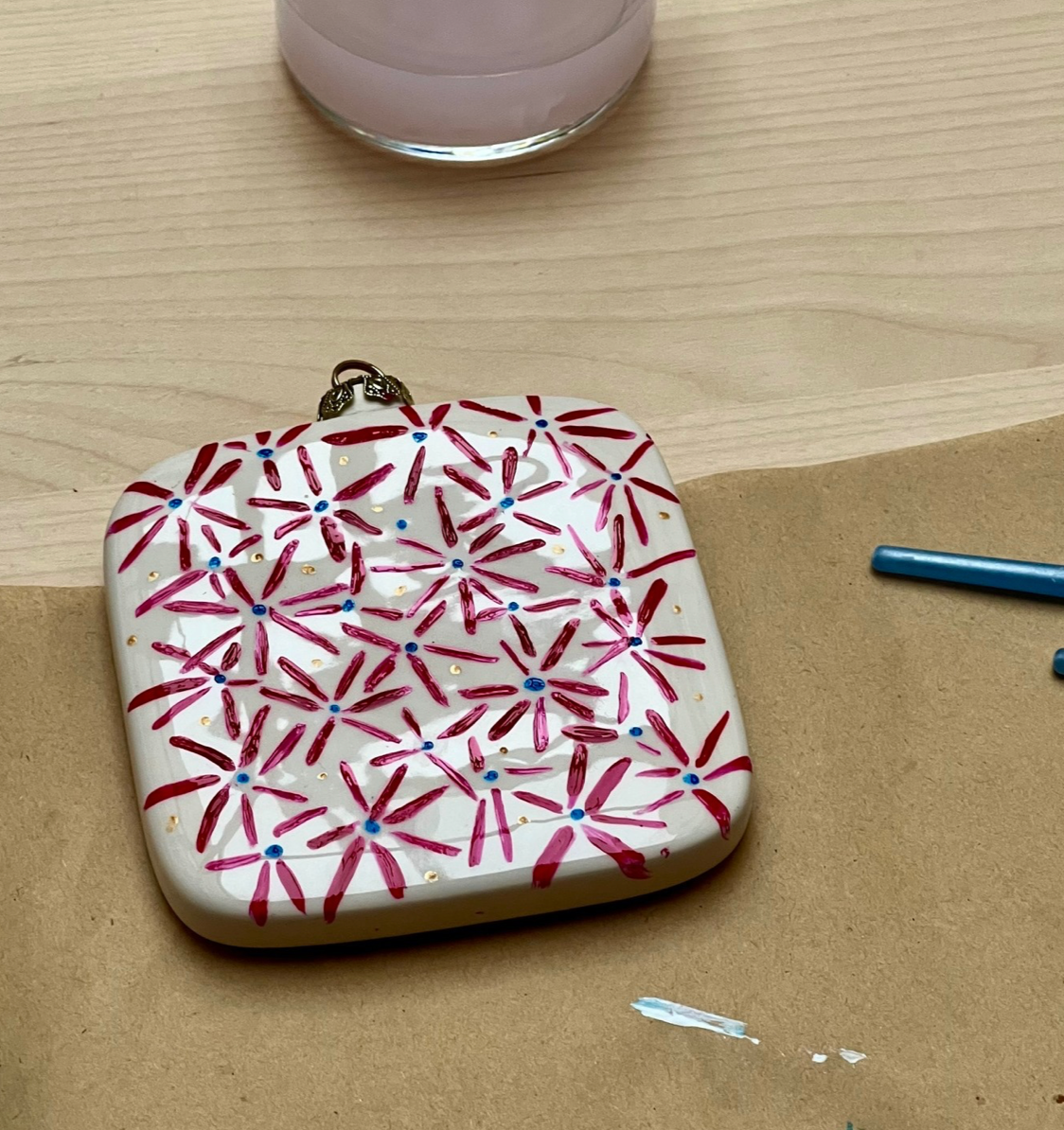 Enameled Christmas ball painting workshops - DIY fair