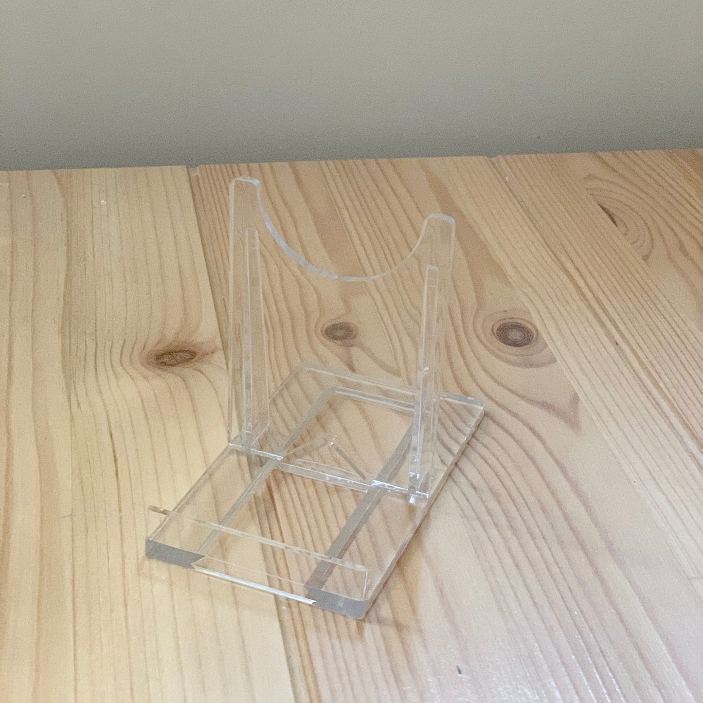 Porte assiette en plexiglas